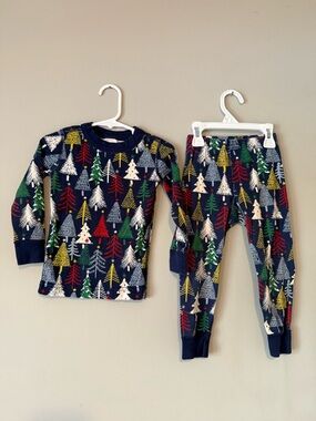 Hanna Andersson Kids Navy Festive Christmas Tree Print Pajama Set